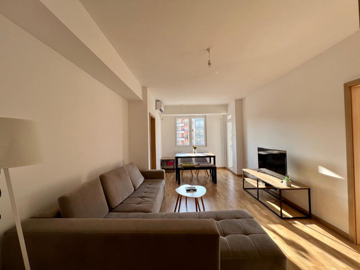 Sara'S Apartment Cozy And Close To Center With Private Parking Szkopje Kültér fotó
